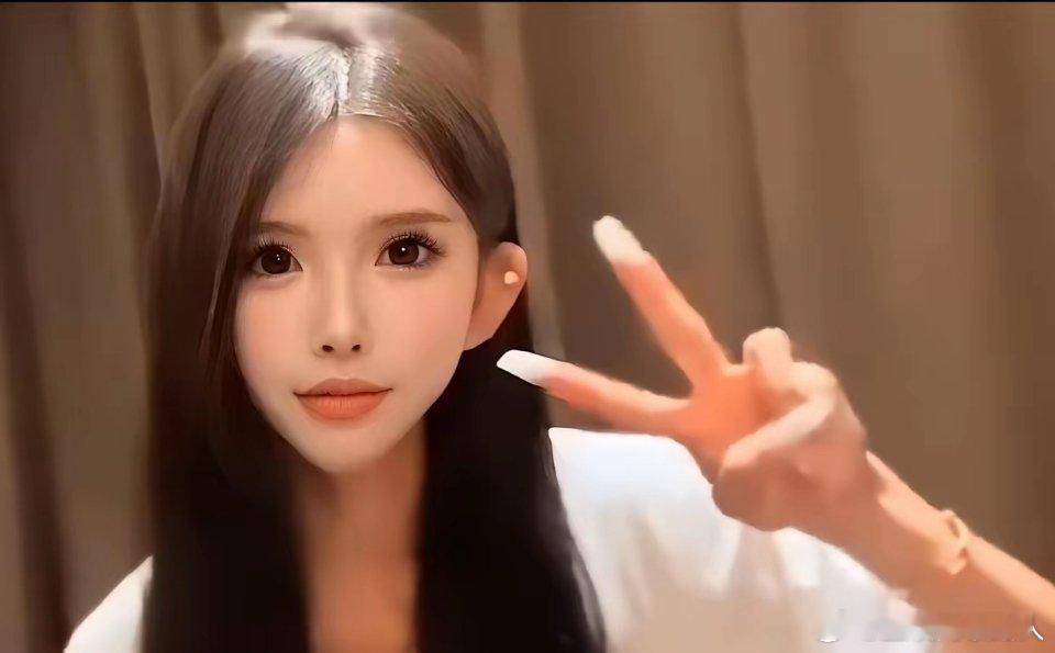 太惨了！你敢信吗？这两张照片居然是同一个人！她是福建一位26岁的女网红，跟男友去