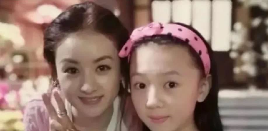 黄杨钿甜意外“炫富”牵扯出了一桩旧事，不少人质疑她靠背景抢占角色，可以说风评骤降