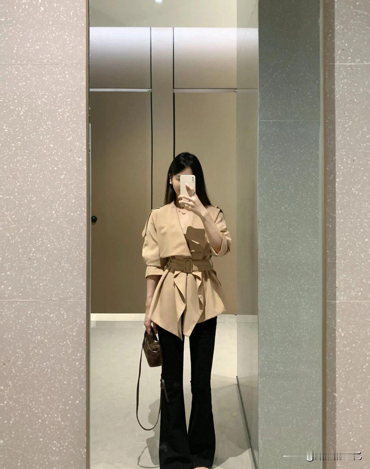 “风衣一甩、喇叭裤一踩，整条街的秋色都成了你的背景板！[比心][比心][比心]