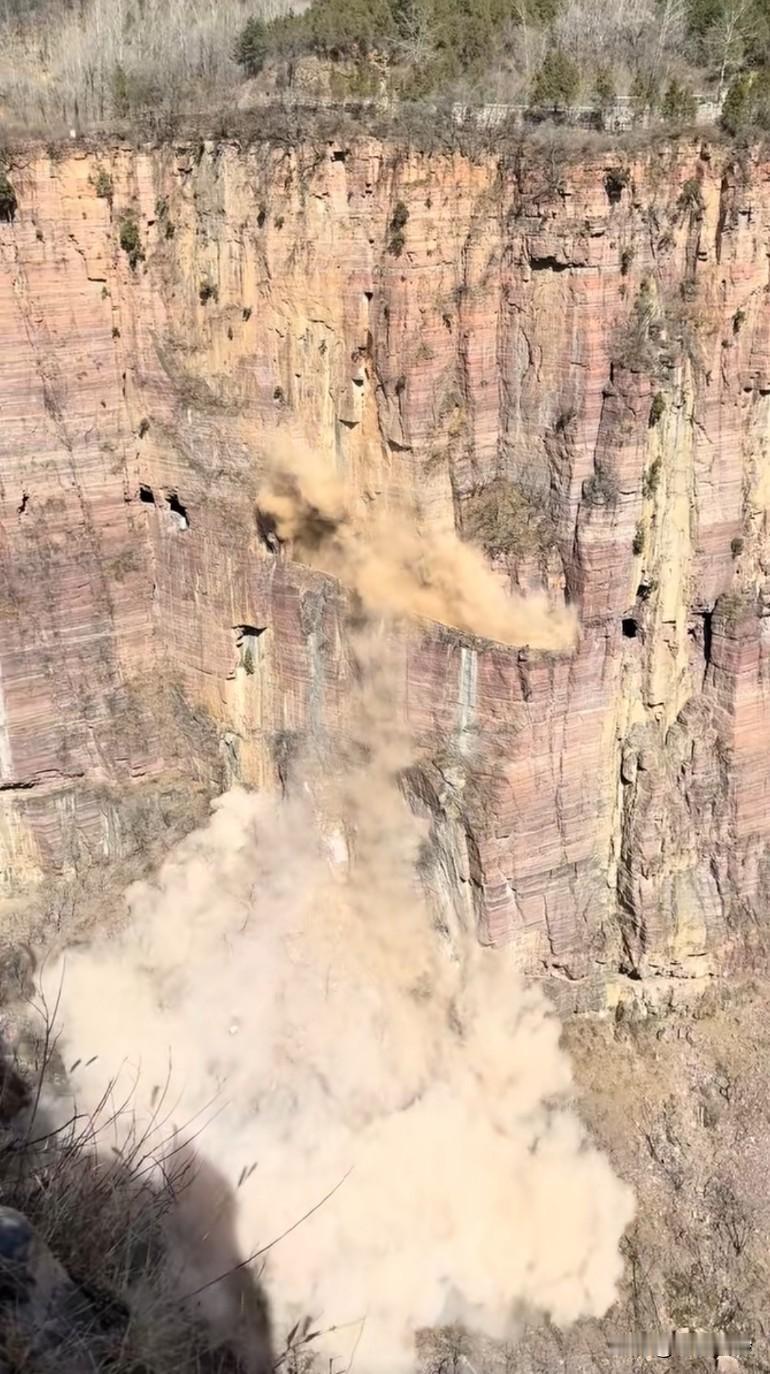 郭亮村挂壁公路发生塌方落石，现场扬起大量灰尘，官方通报系风化冻胀所致一直想的是