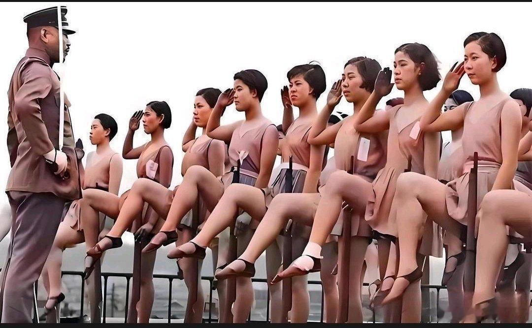 历史照片，日本帝国即将覆灭前夕的日本女兵训练