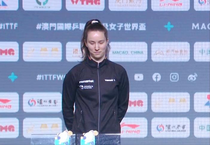 笑死我了！有人问，这个小姐姐为啥笑的这么开心？由于其他球员都没来，这个小姐