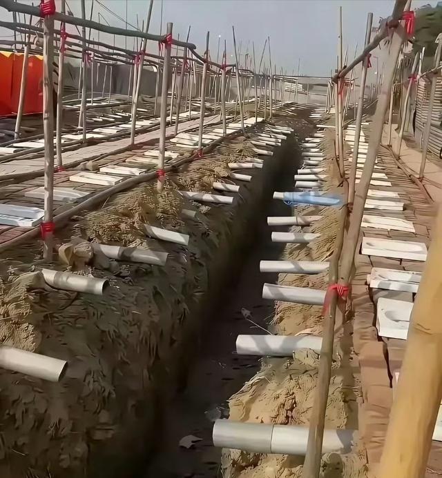 印度抢建的厕所，论厕所的特色，能打败三哥的只能是三哥自己…印度政府砸下29亿卢