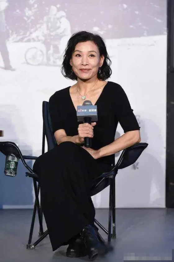 老了，老了，63岁的她也老成了普普通通的大妈一个。年轻时拍的小花，那么的青春靓丽