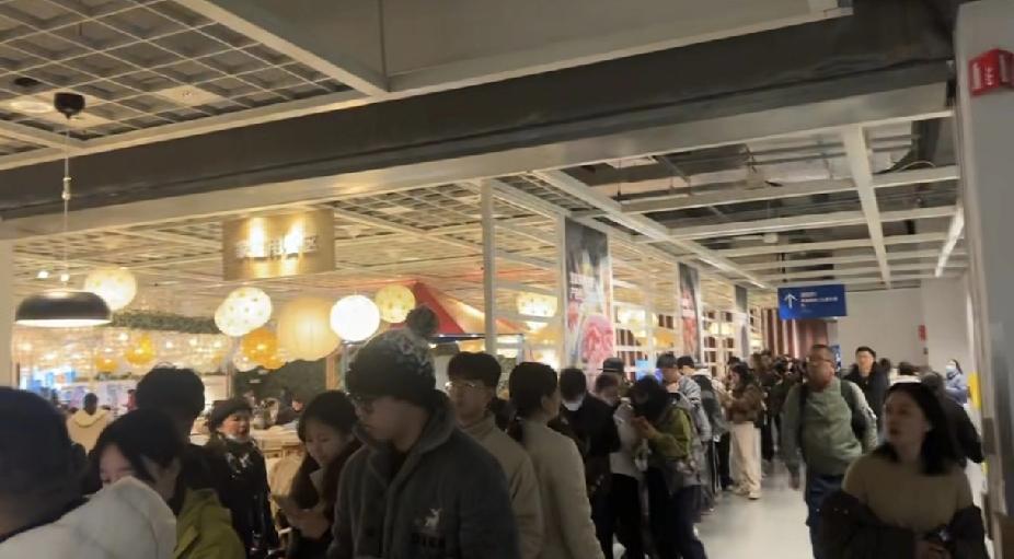 朋友从宁波宜家发来一线快报:挤爆了。宁波宜家2月2日就要关门了，前