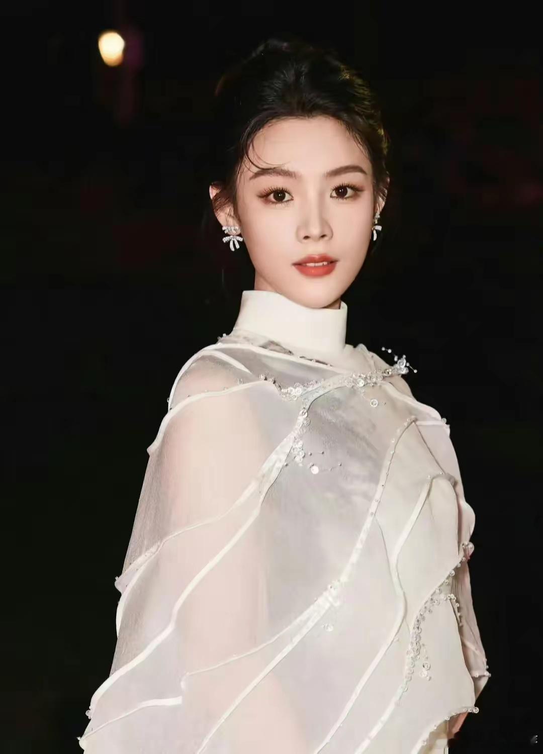 陈丽君端庄大气的一身造型，好漂亮​​​