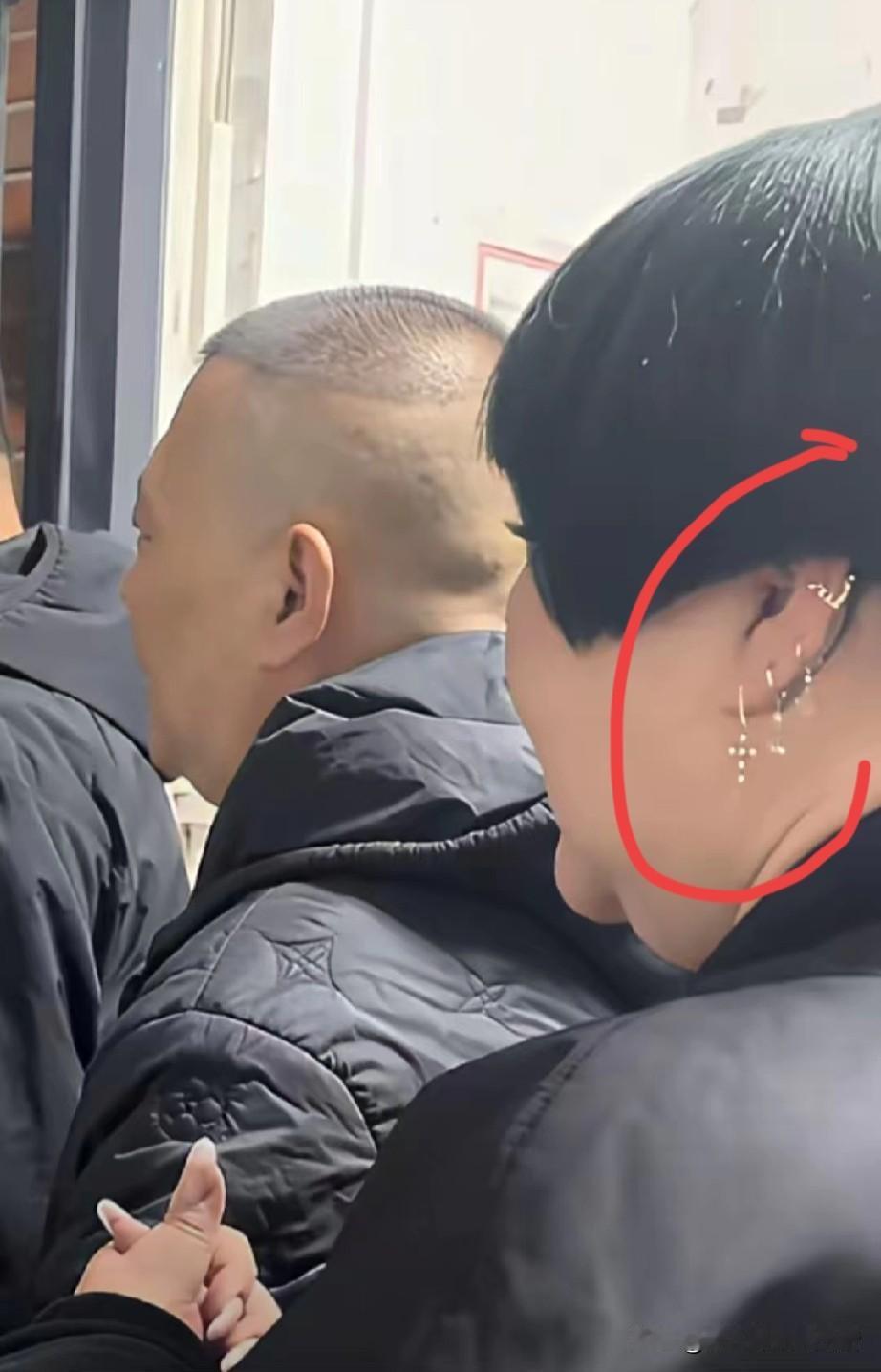 郭德纲妻子王惠真时髦！你看耳朵上这些耳环，排列整齐一大串，主打的就是一个时髦。