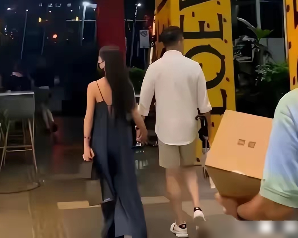 汪小菲带新老婆去法国出差，一个细节，彻底把大S比下去了。人家两口子在巴黎，汪小菲每天去上课，老婆马筱