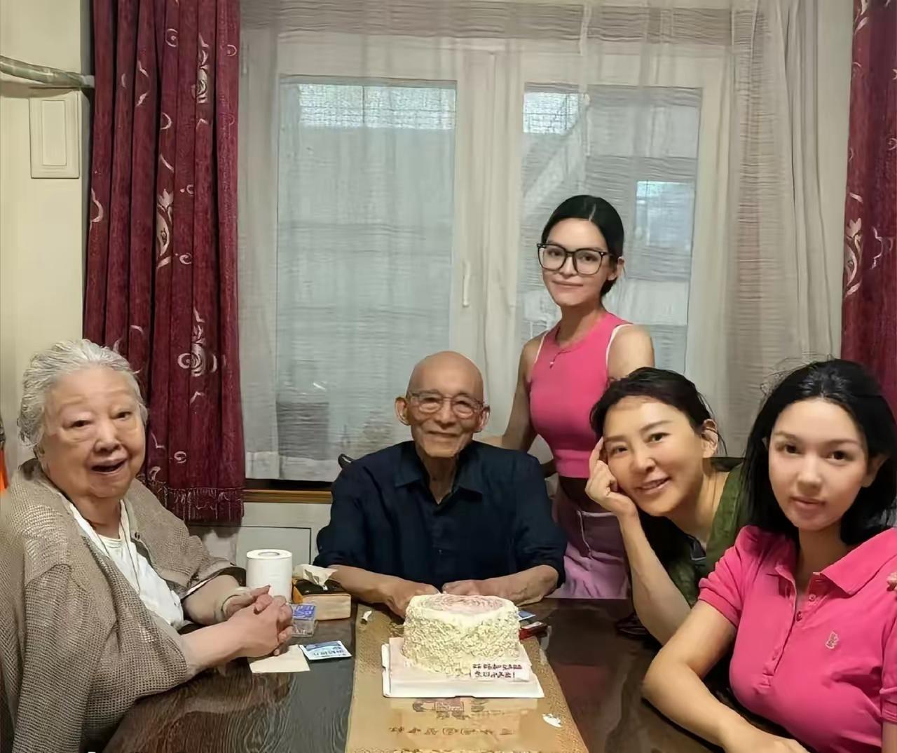 我发现，游本昌老爷子这一家子，真是挺有意思。老伴杨慧华90岁了，以前是中医妇