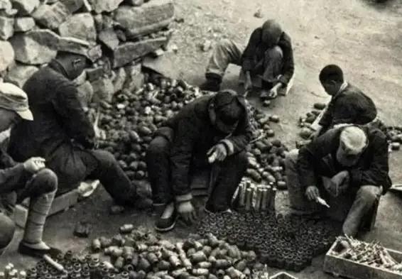 1944年，八路军兵工厂因为缺黄铜，无法生产子弹，一个农民知道后，便来到根据地，