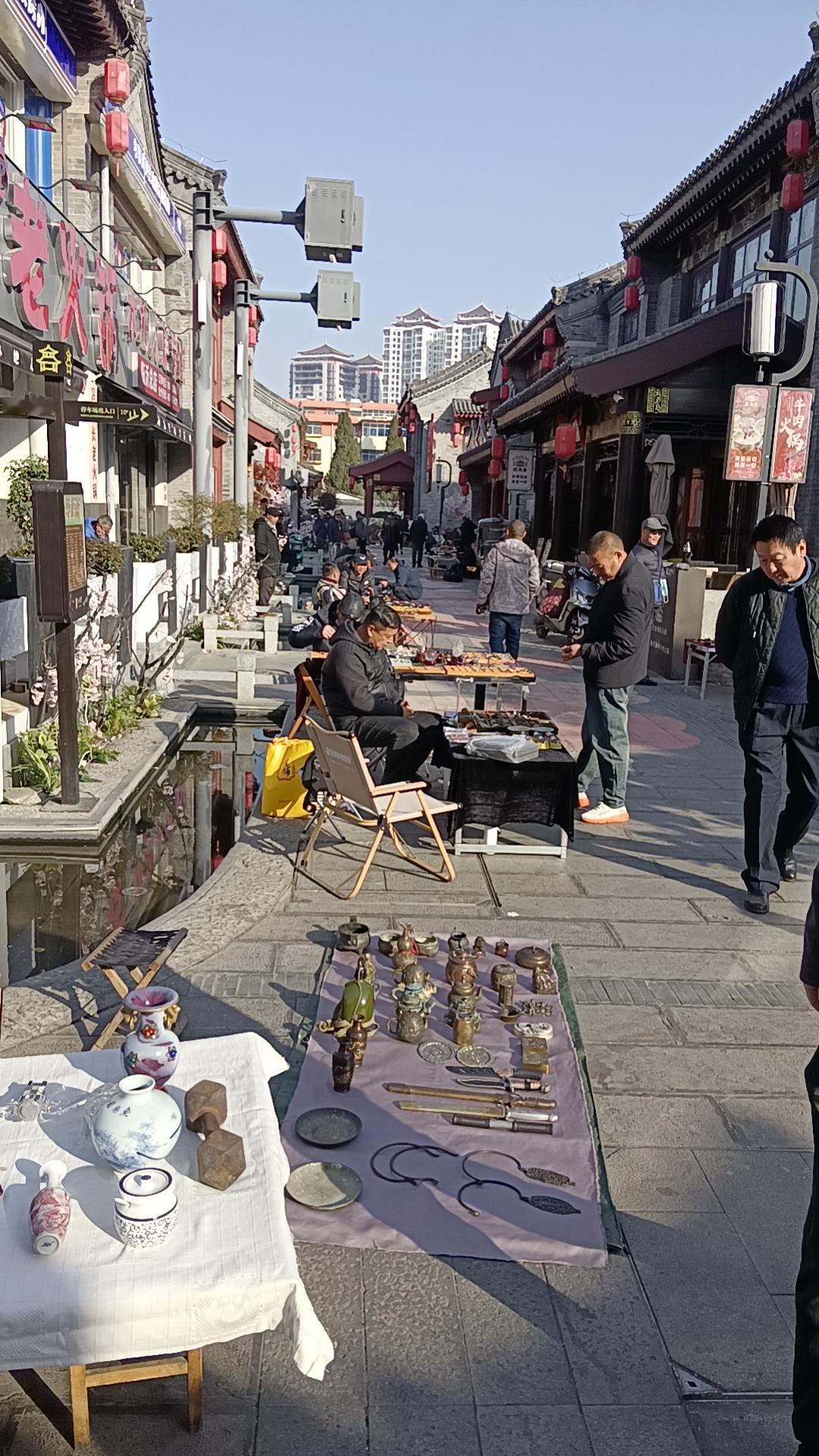 临沂人知道吗？临沂老城区沂州里井神楼子那里，周六周日有古玩大集了。喜欢老物件的朋
