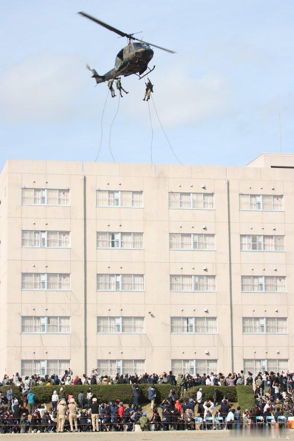 鬼子自卫队第34普通科连队突入分队搭乘UH-1直升机索降至建筑物屋顶，随后清剿屋