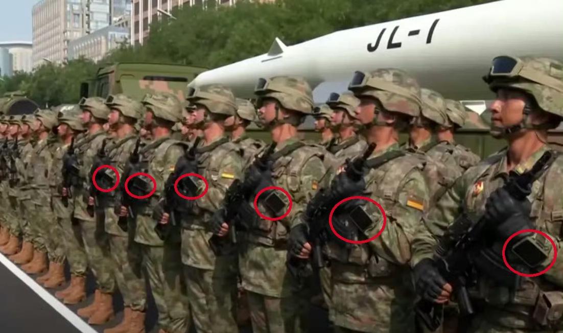 许多人可能根本没有注意到九三阅兵式上一款高科技装备：佩戴在士兵手腕上的电子设备，