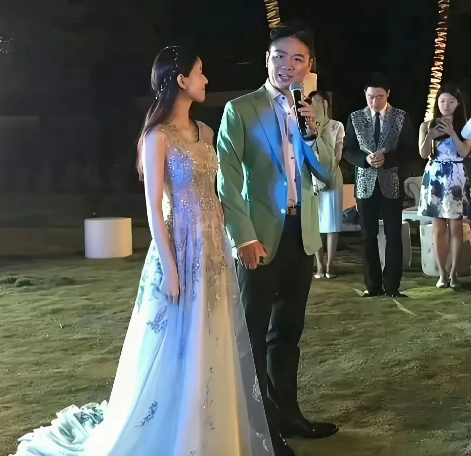 当年刘强东与章泽天大婚时的一幕，幸福感爆棚。​​​