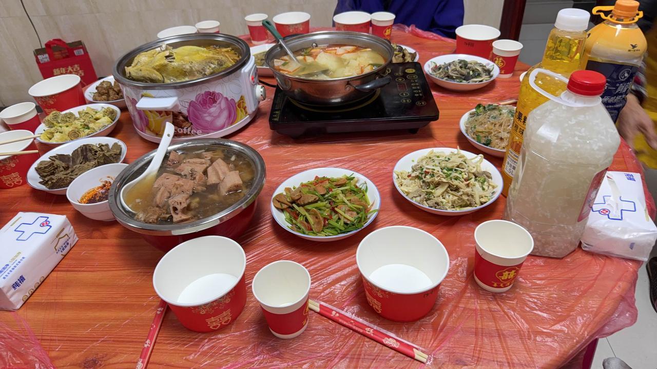 【年夜饭开吃啦】北方的年夜饭通常在晚上享用，而我丈夫老家这边则是中午吃。大家瞧