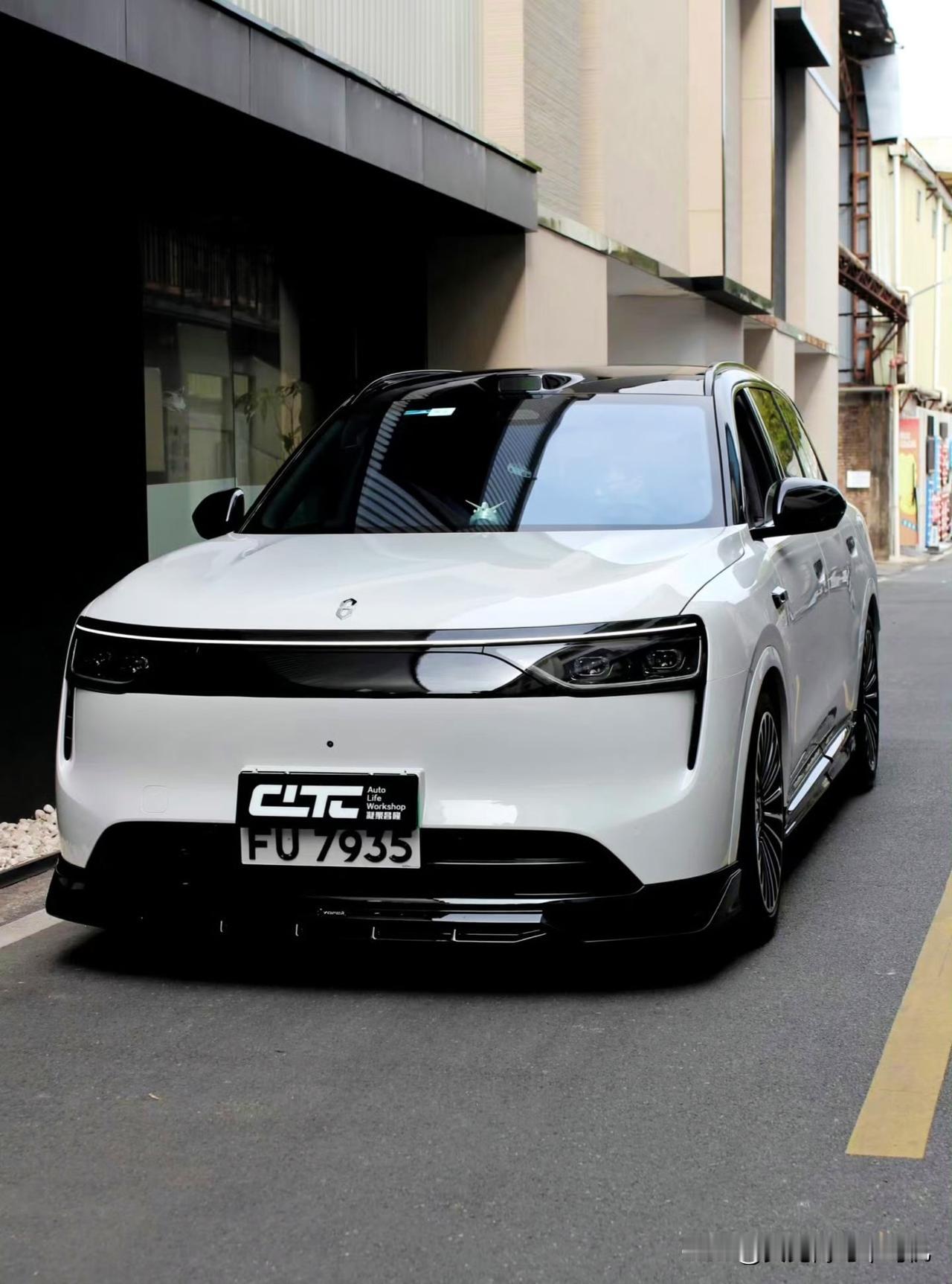 这应该是我见过改装得最帅的问界M8了。大灯整片熏黑处理，像戴了个墨镜的帅气小伙