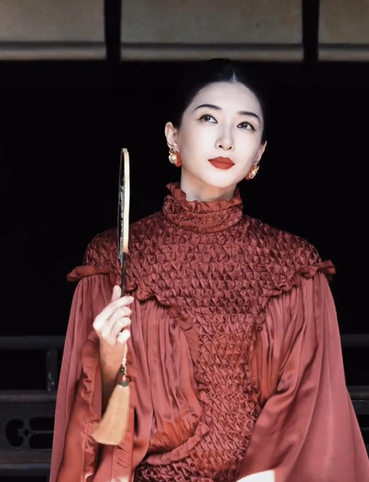 江疏影最大的遗憾就是没能把胡歌拿下好权威的脸[比心完美女神，气质美
