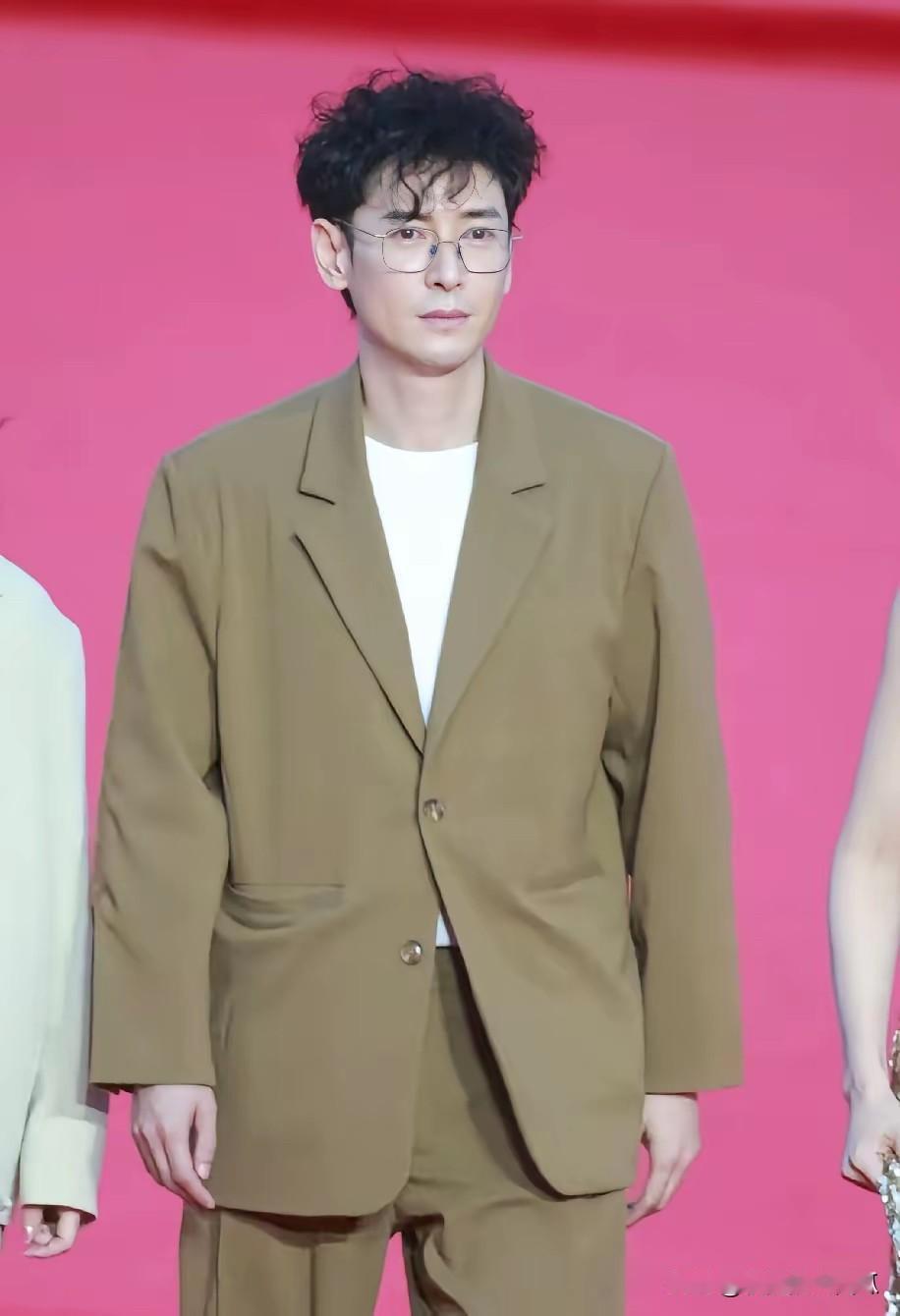 不怪那么多人想嫁给他，确实帅气！