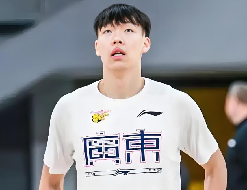 尴尬！广东队锋线悍将空篮不上，导致失误，致使球队输给对手2分，贺希望抱头一脸不敢
