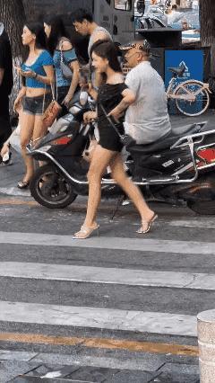 就故意往人家美女腿上喷