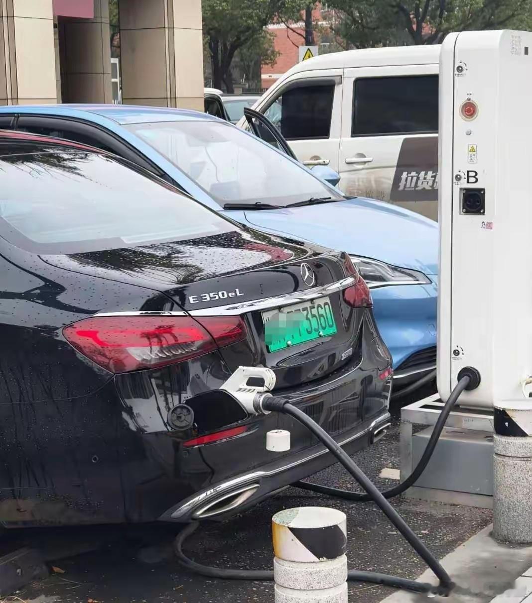 网友：很难想象，这是一个百年车企能设计出来的东西，估计德国工程师都不敢认这车。