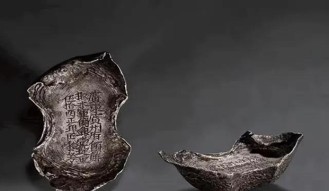 万历年间，一个山东清河县的破落户，靠着投机倒把和钻营官场，攒下了大约十万两白银的