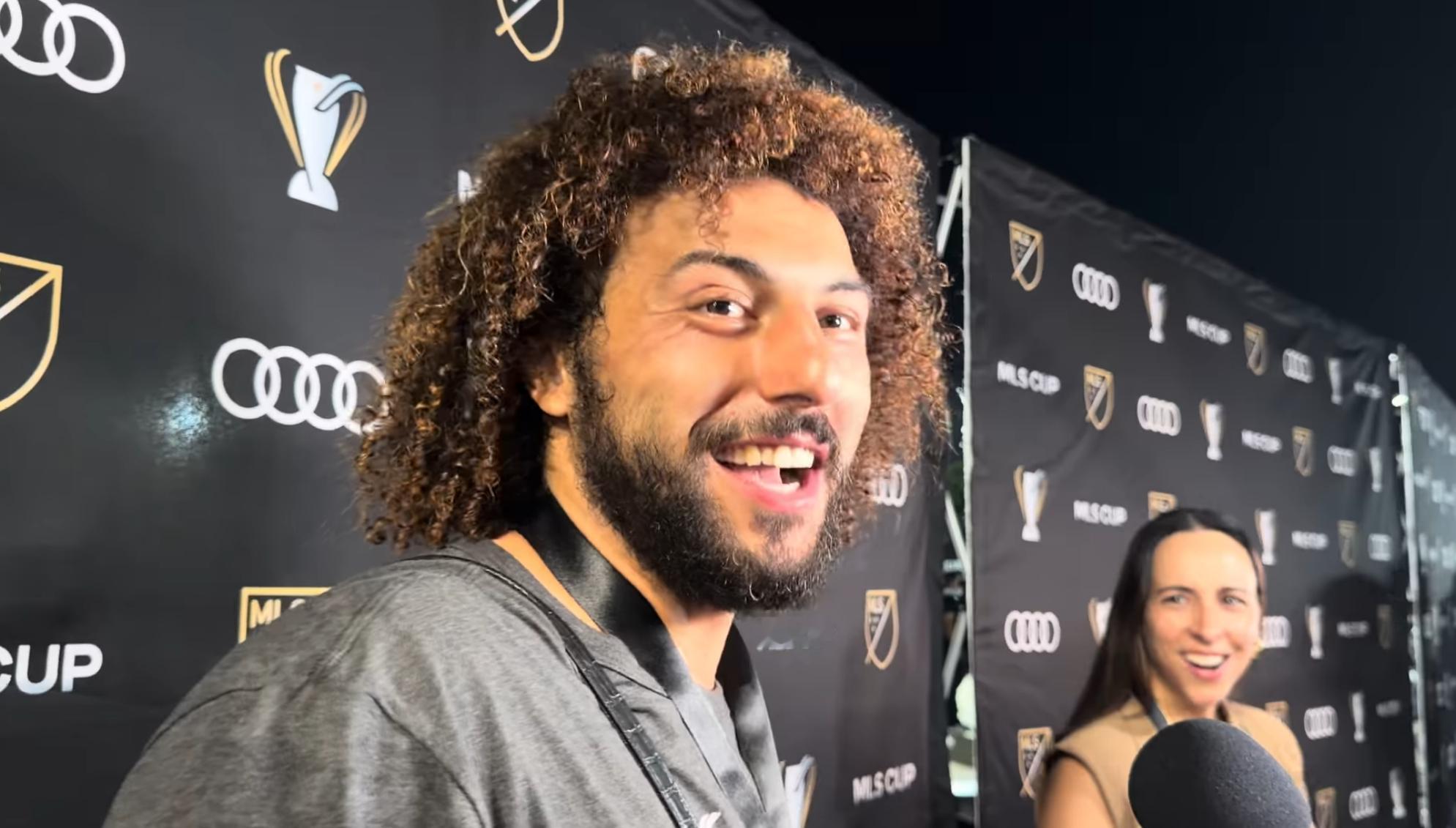 记者：10号（梅西）是怎么庆祝的？法尔孔：显然他是个赢家，已经拿了48个冠军，如