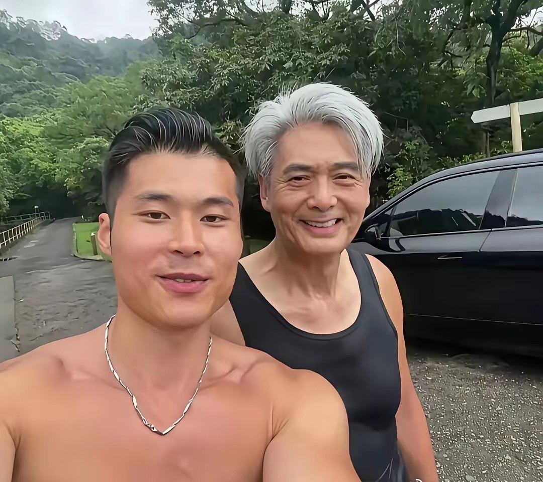 周润发的发量太惊人了！​71岁的他竟然还能拥有这么好的发量，还能跑步，看来跑步能让人年轻，除了头发白