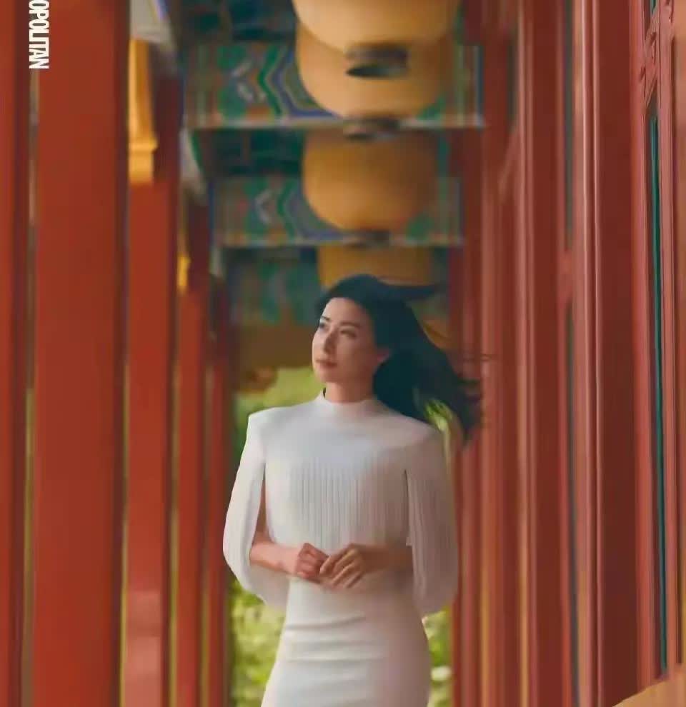 看了郭晶晶被特批在故宫拍摄的杂志封面，很多人沉默了……细看郭晶晶的这组杂