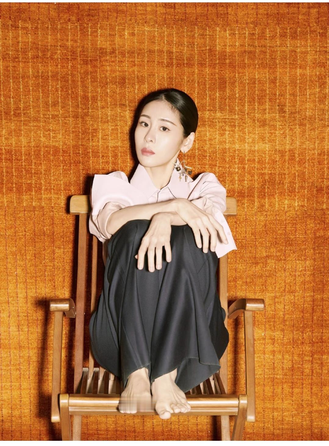 张碧晨，脚丫子真是影响了颜值。