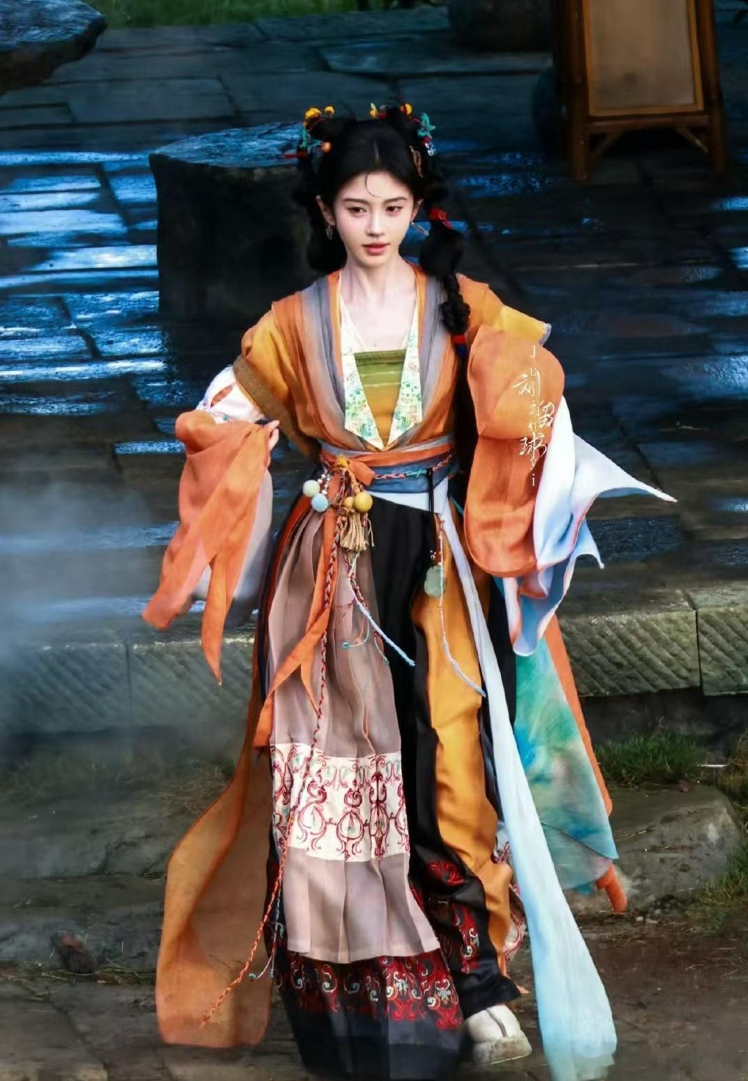 鞠婧祎双马尾灯笼辫鞠婧祎真是个小仙女，双马尾灯笼辫发型搭配她的笑容，简直可爱到