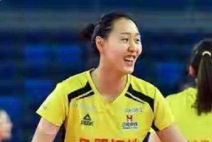 连续两年的联赛最佳副攻杨涵钰再次落选新一届中国女排，让许多球迷都感到不解和困惑，