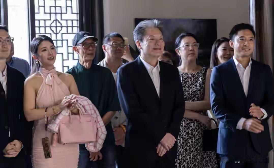 霍启山合影来了，当然他最帅了，他是在金窝里长大的帅哥。