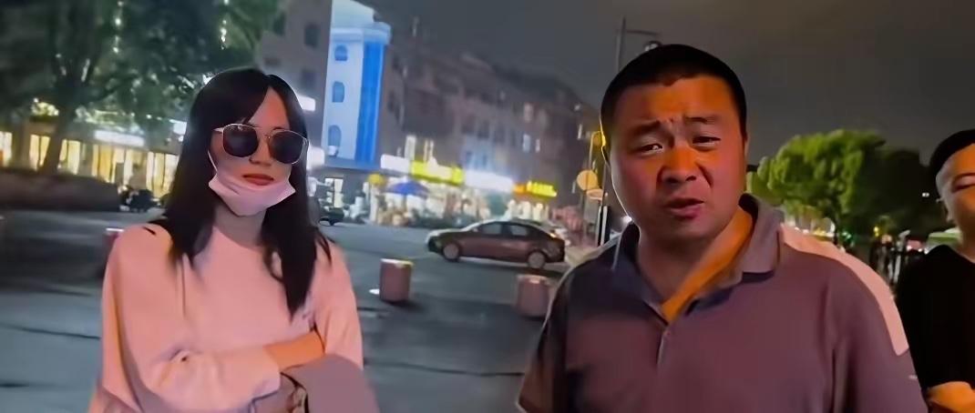 三个人在饭店吃了88块，扫码后转身就走。收银员追出去一百米，客客气气提醒：“大哥