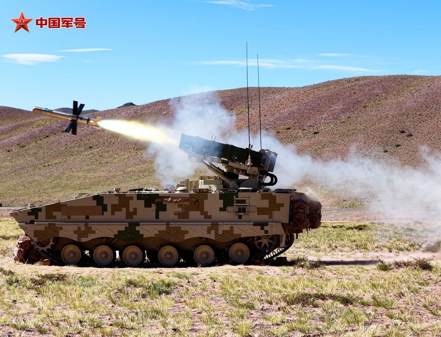 近日，陆军第76集团军某旅组织炮兵分队实弹射击。​​​