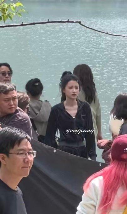 谁给孙怡搞的雷霆造型孙怡眼线谁给孙怡搞的雷霆造型，这大黑眼线也太有冲击力了吧！