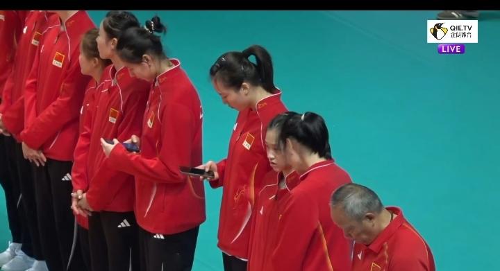 中国女排二队的教练和一些队员这种举动太不应该了！8月16日晚，她们以0比3惨败给