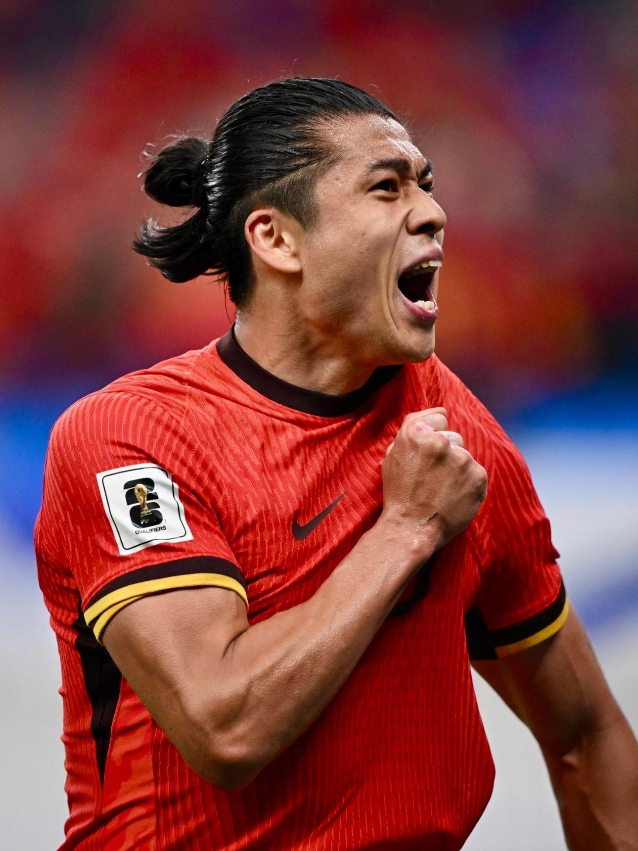 29岁的张玉宁，正式扛起国足队长袖标，这是一份迟到却当之无愧的认可。自18岁披上