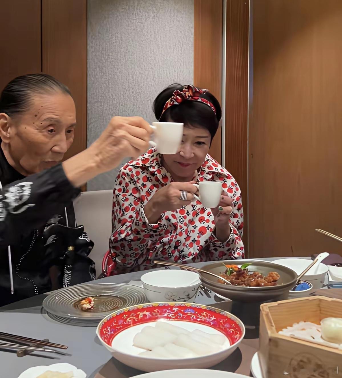 看完这几张照片，我终于明白谢贤为啥一年四季要带墨镜了。[捂脸哭]​​​