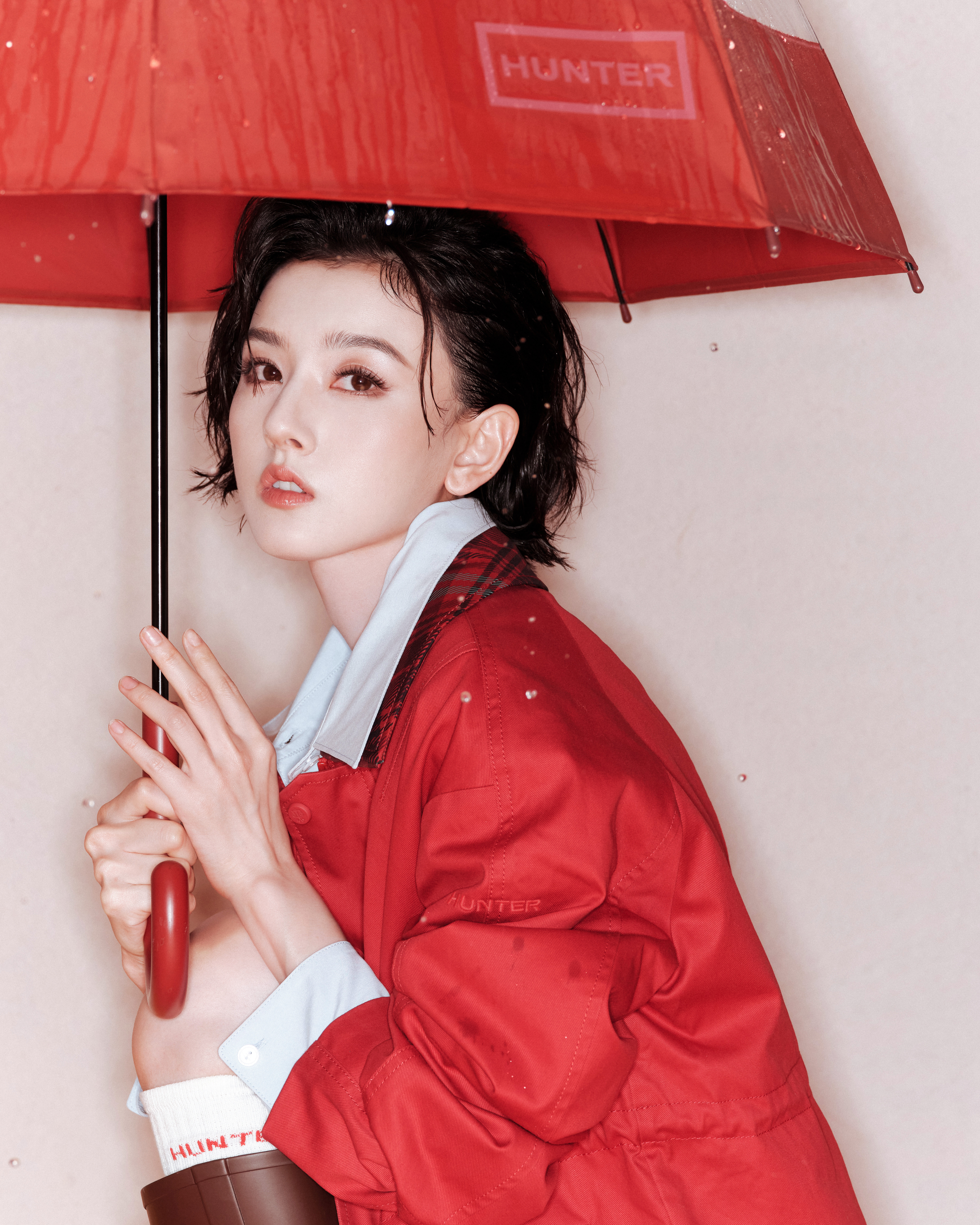 #宋祖儿#一抹亮红，一把轻伞，在镜头里盛放鲜活⛱️🫯💌​