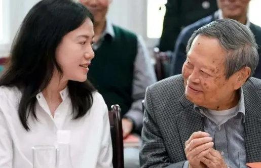 杨振宁逝世：当我们谈论翁帆的"图谋"，我们在亵渎什么？103岁的杨振宁与世长