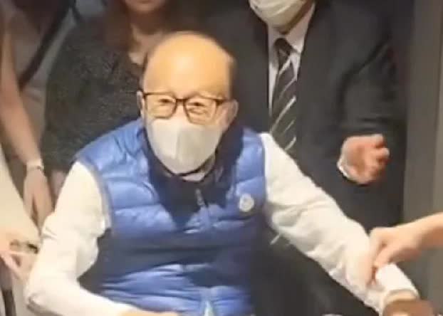 李嘉诚，演唱会vip包厢，被一群女伴包围！周凯旋、红颜知己，俞铮、半个女人，还有