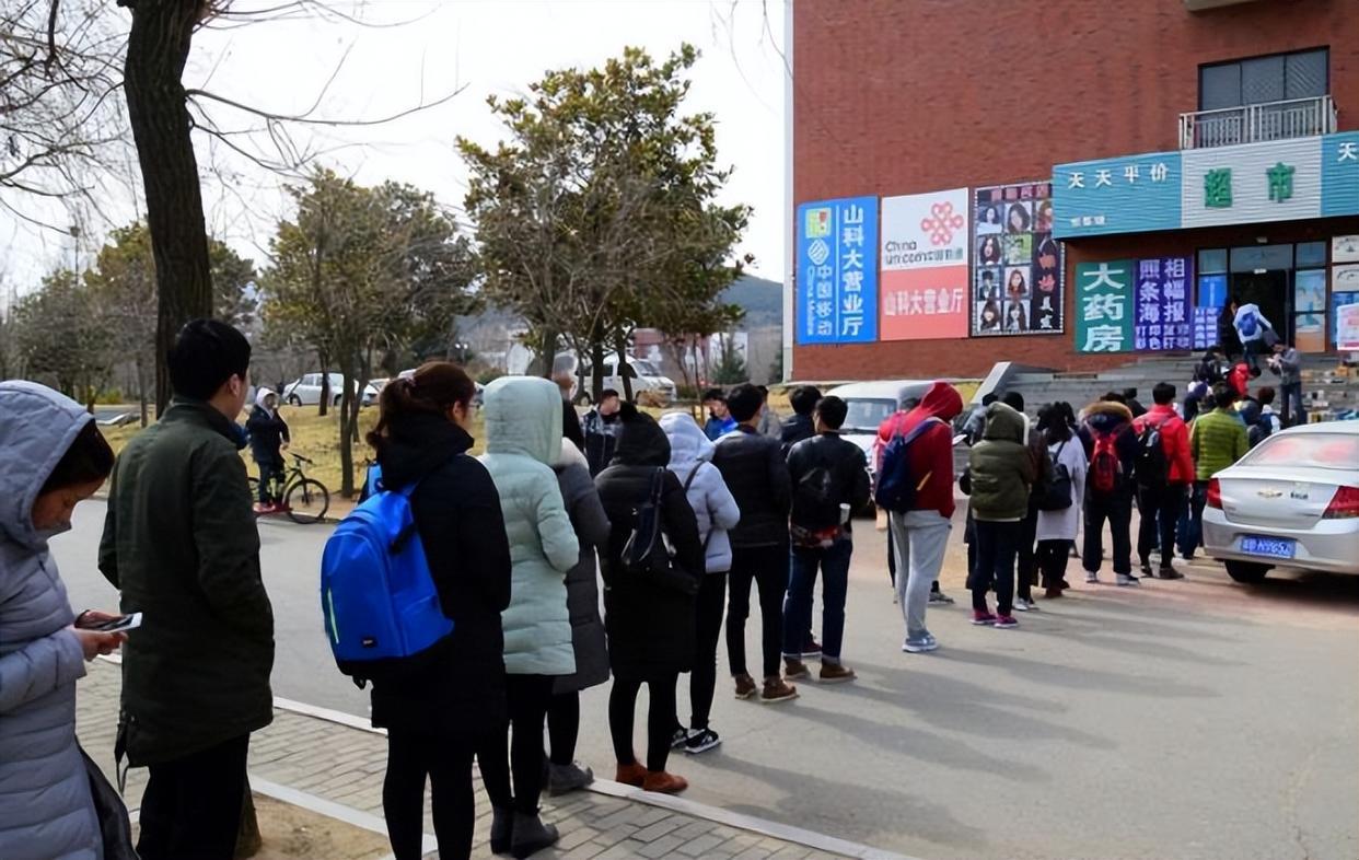徐州留学生插队撒野被追两条街，网友：包容从不是无底线退让。徐州，6月9日晚上，