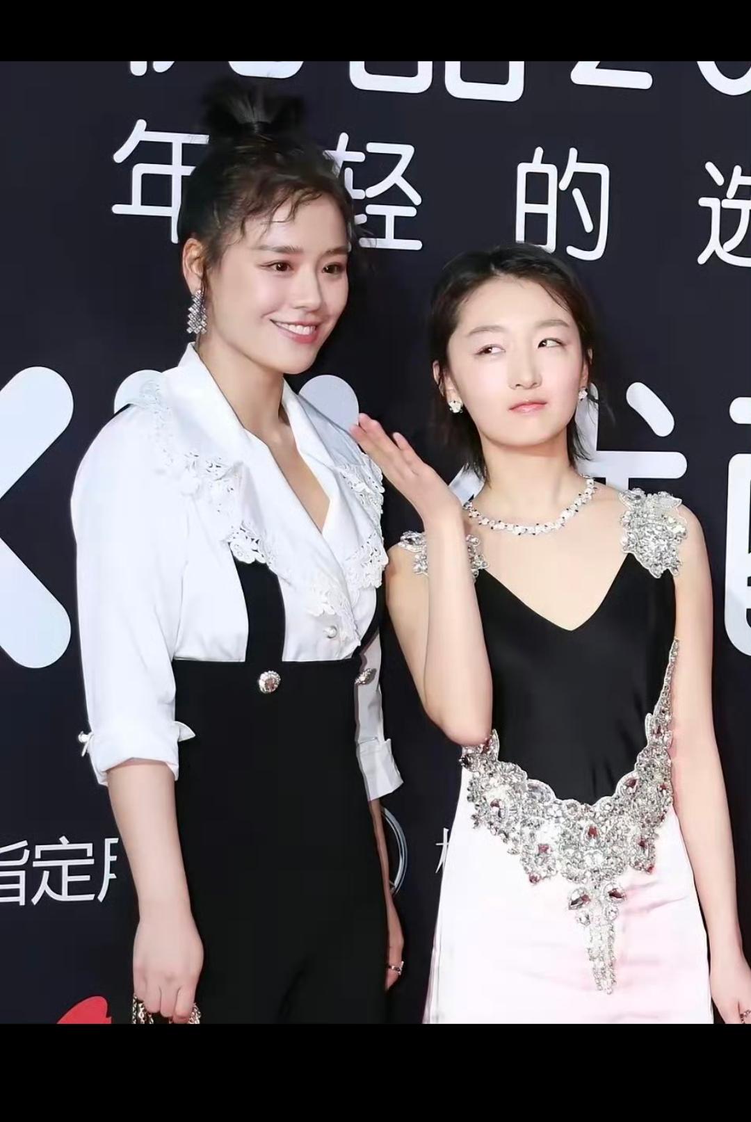 一直以为马姐是大脸盘子么，没想到她的脸竟如此小巧精致！特别是她跟周冬雨，跟倪妮