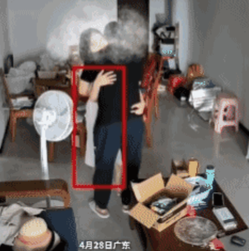 2024年4月28日，即使分开，依然珍惜！广东深圳一对夫妻从民政局办完离婚手续回