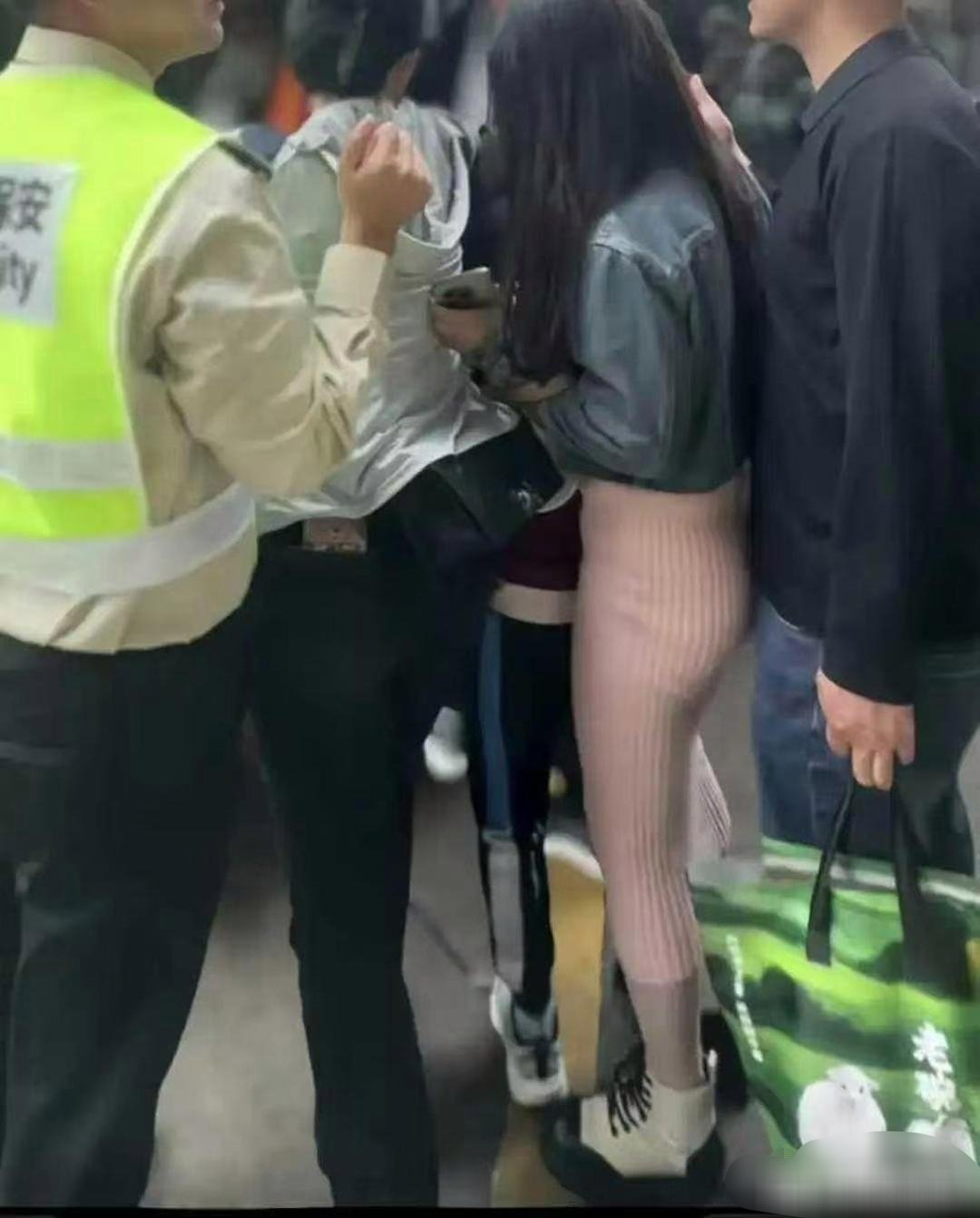 地铁太挤了，还是没忍住多看几眼