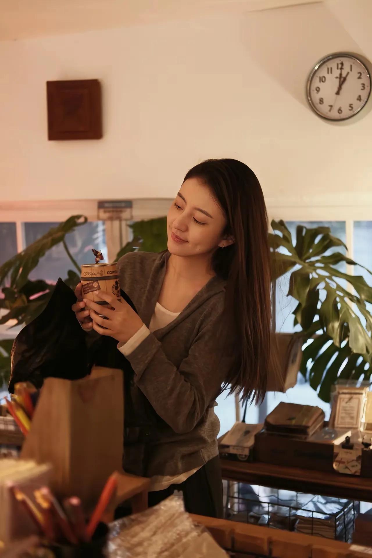 轻松下午茶，惬意的脸上看到了光