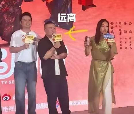 上海电影节红毯上，章子怡一身量身定制的“烬生裙”亮相，红黄条纹配蓝黑底料，说是象