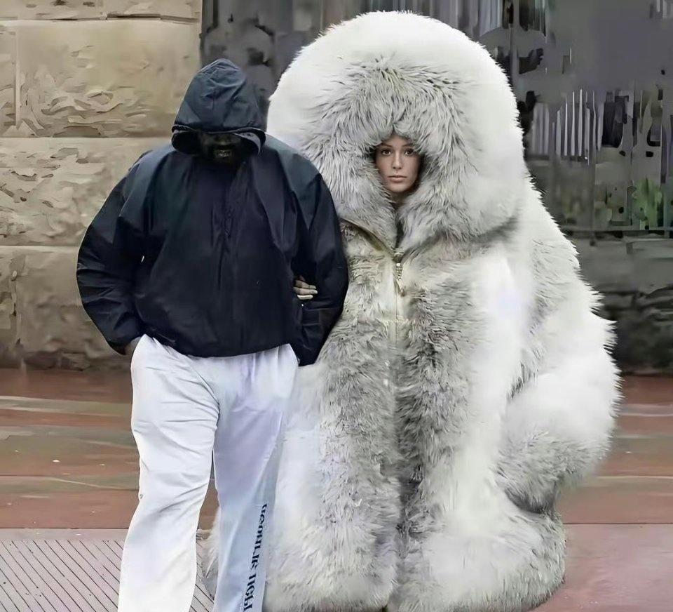 侃爷给老婆穿上貂了，果然是太极端了[捂脸哭]​​​