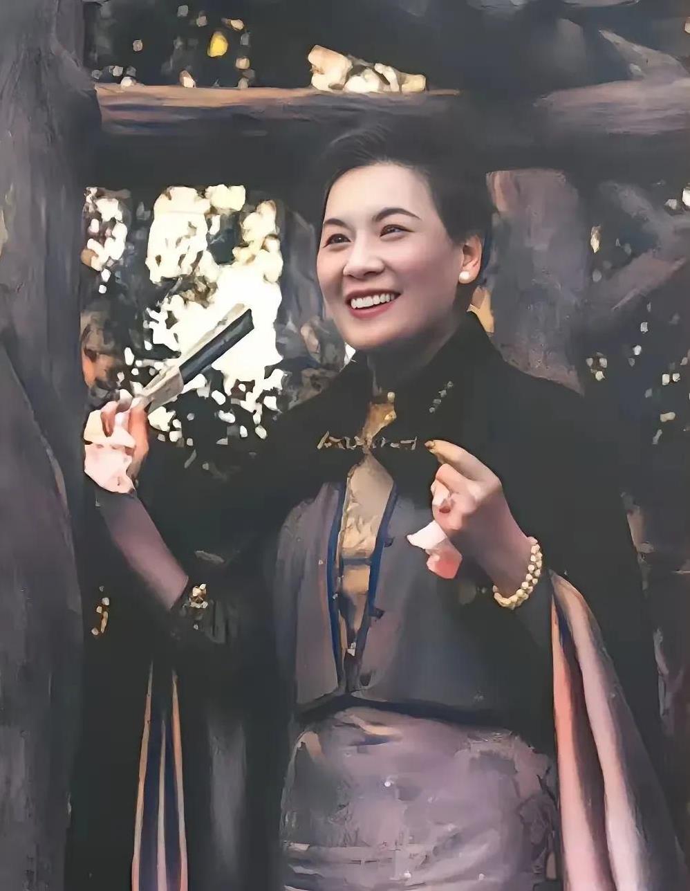 这是1961年在台北士林官邸，宋美龄的一张照片。当时宋美龄已六十四岁高龄，身上